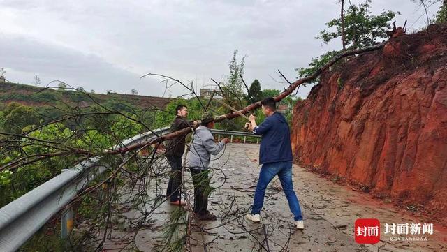 强降雨致四川宜宾南溪区部分区域内涝、房屋受损 目前正全力救援并统筹谋划灾后生产