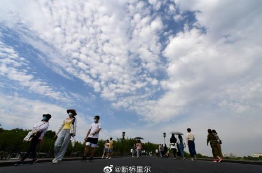 全能型冷空气突袭！浙江今天后半夜....33℃→22℃！部分地区大到暴雨