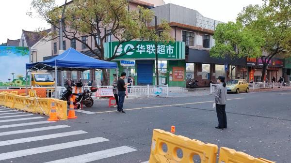 超市女店长打地铺住店保供，与一架子沐浴露为伴却难得洗个澡