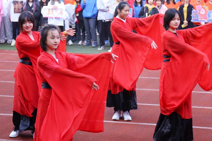 重庆枫叶国际学校创建优质普通高中，完善“双出口”模式