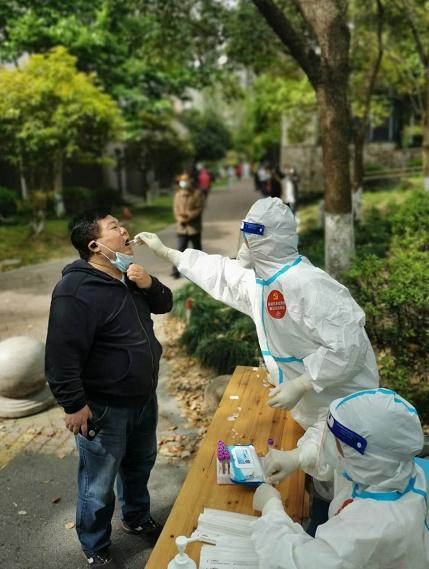 不怕烦琐不畏苦，岳阳社区卫生服务中心口腔科医生一线采样忙