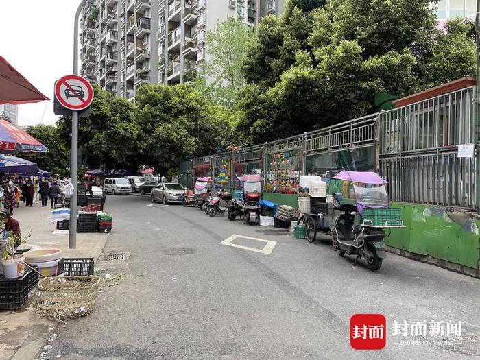 云投诉丨禁停标志形同虚设 成都青羊区一街道被违停堵闷 当地居民：多次投诉未改善