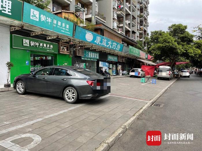 云投诉丨禁停标志形同虚设 成都青羊区一街道被违停堵闷 当地居民：多次投诉未改善