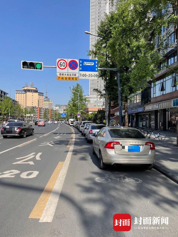 云投诉｜违停车堵了放学路 学生家长：穿行机动车道太危险，呼吁尽快整改