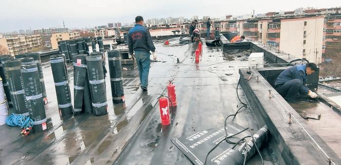 汛期前修复漏雨房顶 街道兜底更换防水层