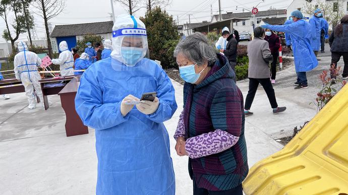 他们曾是三峡移民，如今在上海这个志愿防疫，共同守护新家园