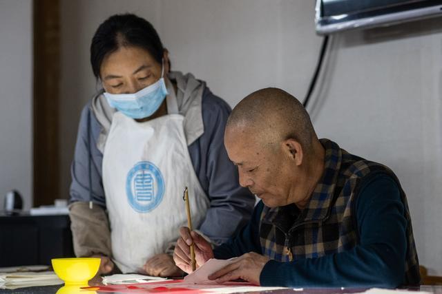 （图文互动）“古书良医”杨师傅：为古籍续命，为文脉留根