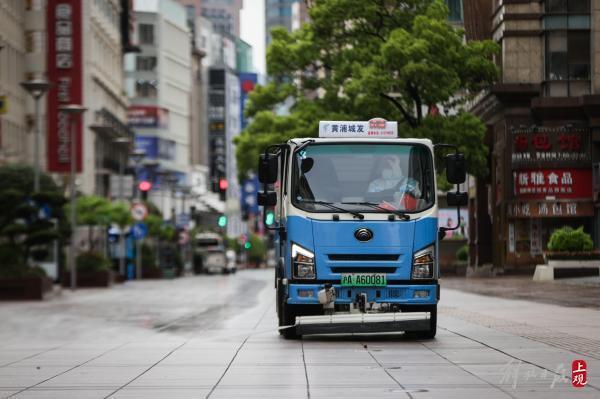 清晨五点半，他们对南京路步行街进行清洁和消毒