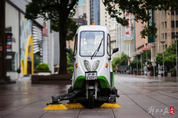 清晨五点半，他们对南京路步行街进行清洁和消毒