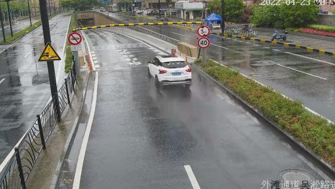 上海一男子驾驶无通行证的外牌车辆上路，遇交警查验竟冲卡逃逸……已被处罚