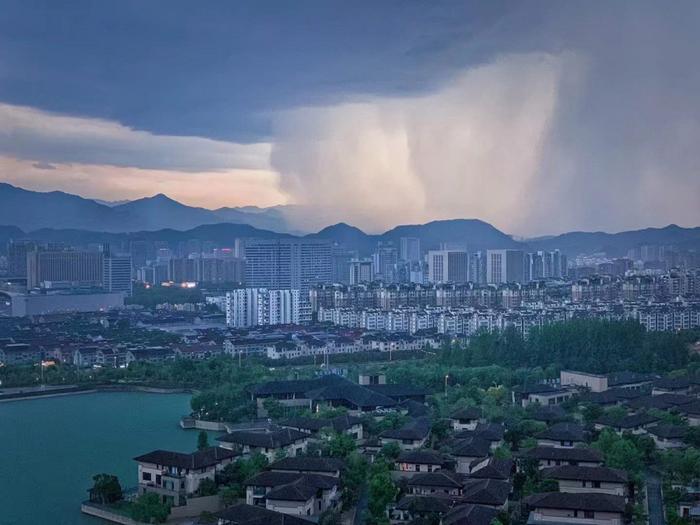 被刚才的大风大雨吓到了？明天后天可能还有……