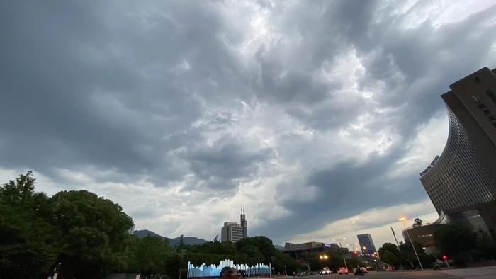 被刚才的大风大雨吓到了？明天后天可能还有……