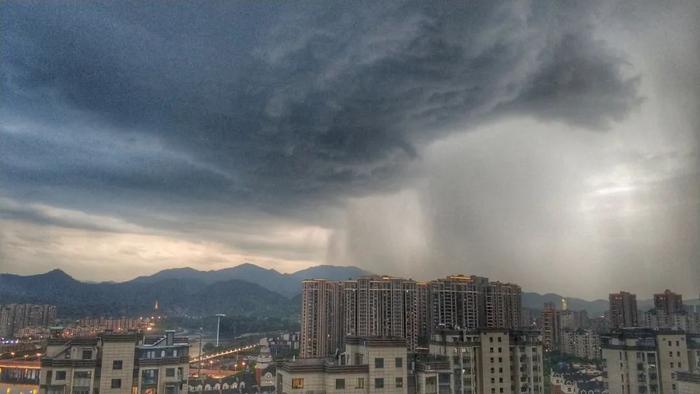 被刚才的大风大雨吓到了？明天后天可能还有……