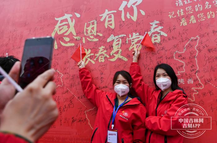 特别现场丨第二批“湘军”凯旋 《歌唱祖国》歌声中致敬共同战斗的日子