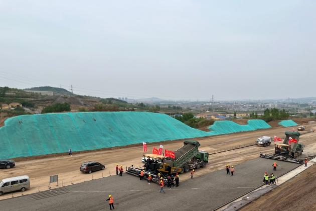 济潍四标路面级配碎石垫层试验段顺利摊铺