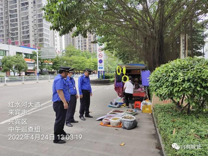 【创城进行时】违规占道经营阻塞道路！兴宾城管“出手”还路于民