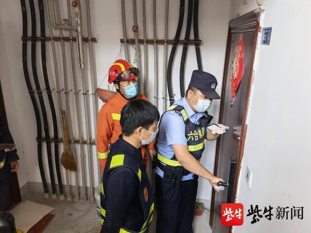 玩弄指纹密码锁三娃被反锁 民警消防合力施救