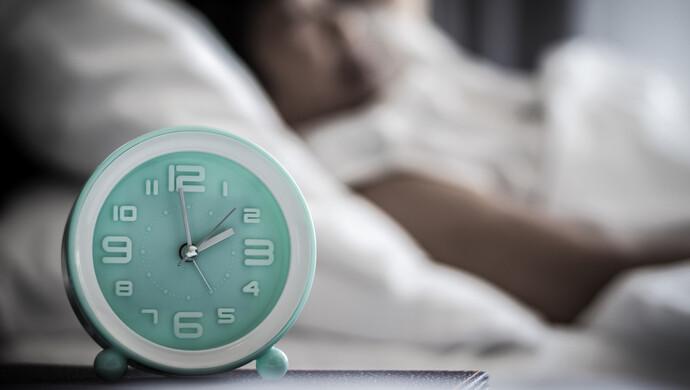 中老年人最佳睡眠时长是多少？复旦学者揭示7小时黄金睡眠背后机制