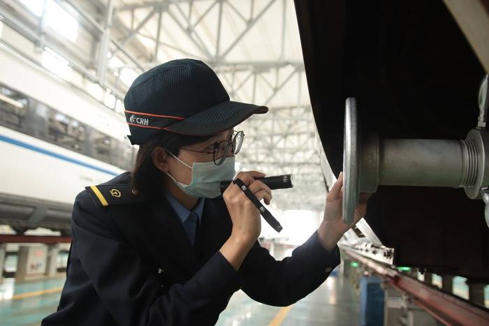 成都动车段王建萍：高铁上硬币立而不倒背后的轮轴“把关人”