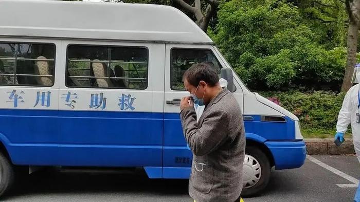 从浦东到虹桥火车站，他骑了整整一夜车，却没买到车票…幸好被他们发现了