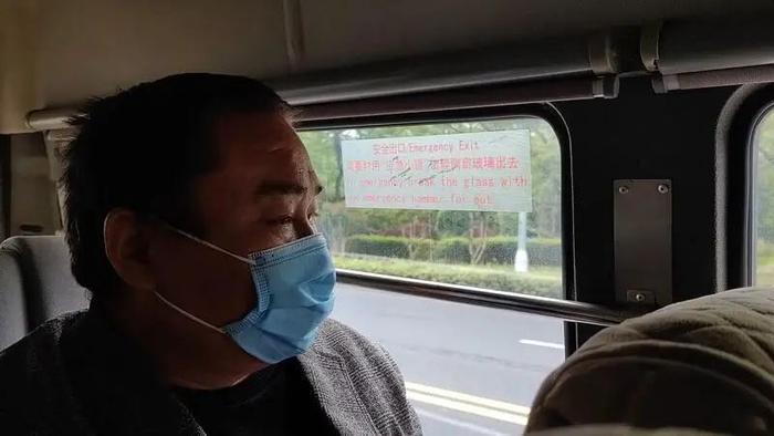 从浦东到虹桥火车站，他骑了整整一夜车，却没买到车票…幸好被他们发现了