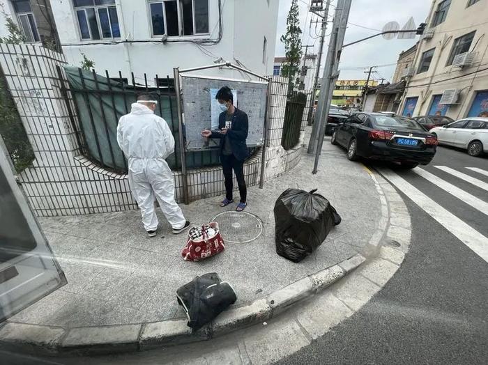 从浦东到虹桥火车站，他骑了整整一夜车，却没买到车票…幸好被他们发现了