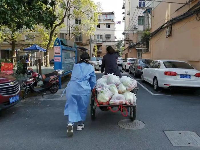 居委书记一个月瘦了20斤：“一群人一条心，坚持一直走下去”