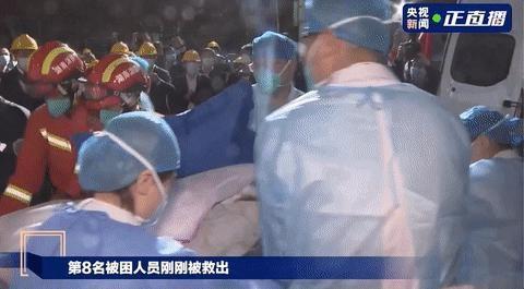 长沙自建房倒塌事故第8名被困人员，“想大口喝矿泉水”的女孩被救出来了！