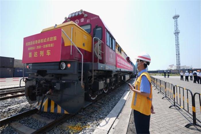 全国首列陆路启运港退税试点海铁联运班列抵达广西北部湾港