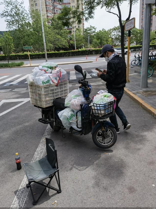 保供应，在行动｜管控区里也有“小商圈”：尽管配送会延迟，但吃喝不用愁