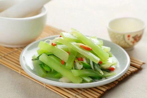 它是五月的“千金菜”，现在吃这菜正当时，不炒不炖，拌一拌就好吃