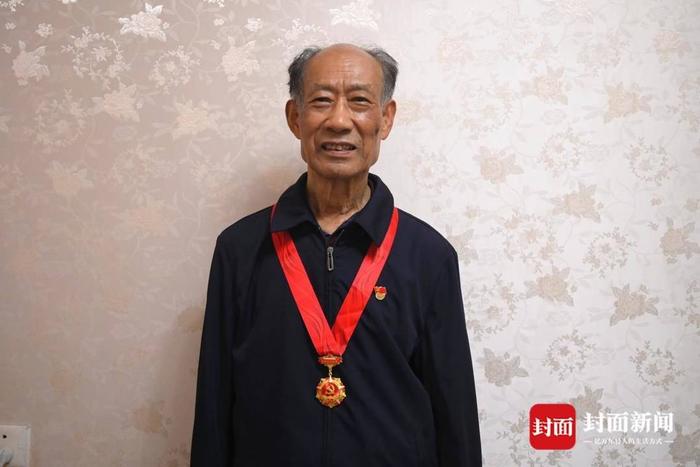 以笔养心，四次荣获三等功 四川南充退休法官75岁开始写小说