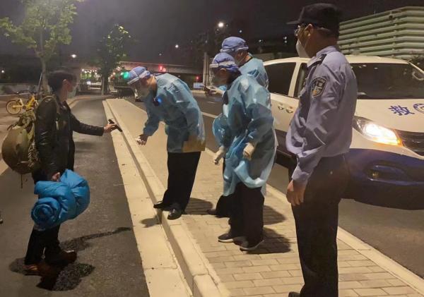 阻断“流动中的风险”，上海警方查找安置在沪滞留人员，均纳入闭环管理