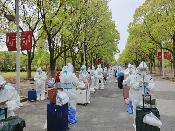 讲述|穿着“大白”、拖着行李，从上海拉到南京隔离的7天，接到这样4通电话