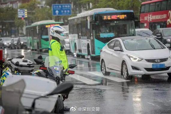 多图直击！风里雨里的城市守护者和深圳上班人