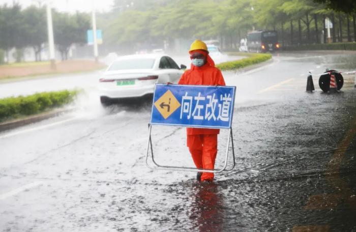 多图直击！风里雨里的城市守护者和深圳上班人