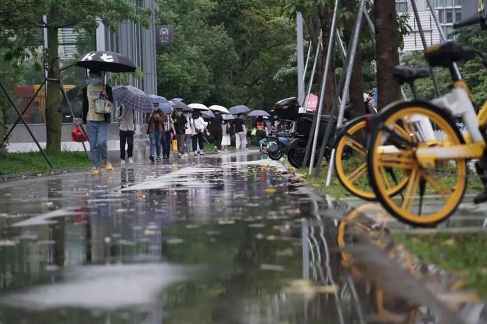 多图直击！风里雨里的城市守护者和深圳上班人