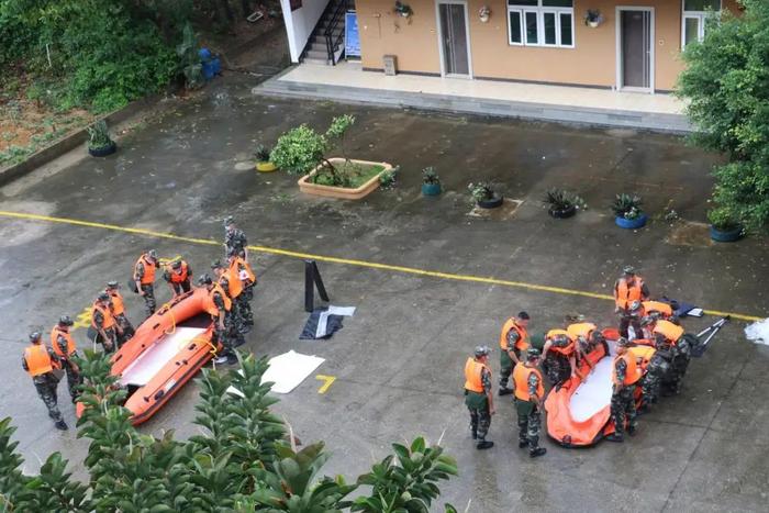 多图直击！风里雨里的城市守护者和深圳上班人