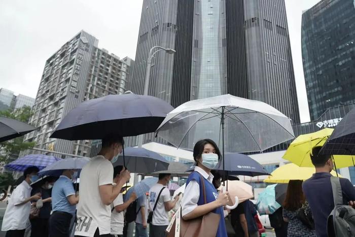 多图直击！风里雨里的城市守护者和深圳上班人