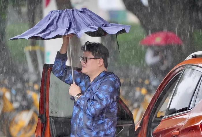 多图直击！风里雨里的城市守护者和深圳上班人