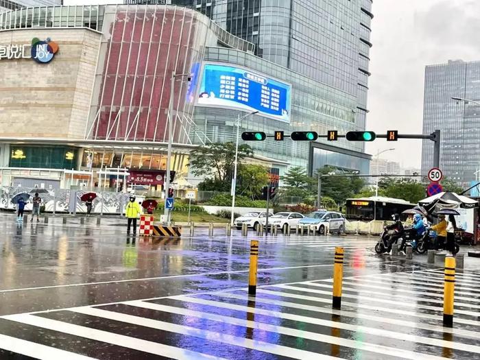 多图直击！风里雨里的城市守护者和深圳上班人