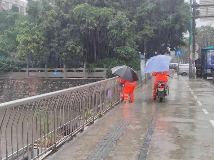 多图直击！风里雨里的城市守护者和深圳上班人