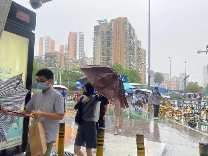 多图直击！风里雨里的城市守护者和深圳上班人