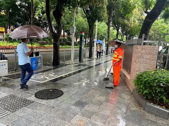 多图直击！风里雨里的城市守护者和深圳上班人