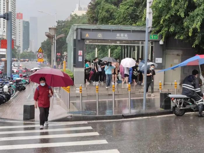 多图直击！风里雨里的城市守护者和深圳上班人