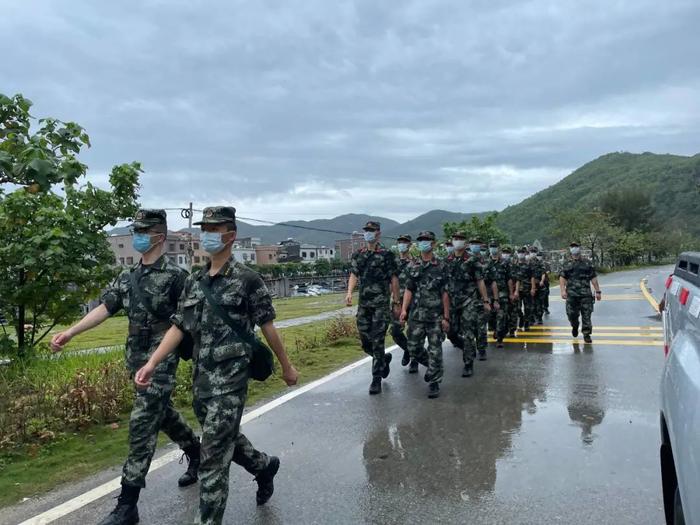 多图直击！风里雨里的城市守护者和深圳上班人