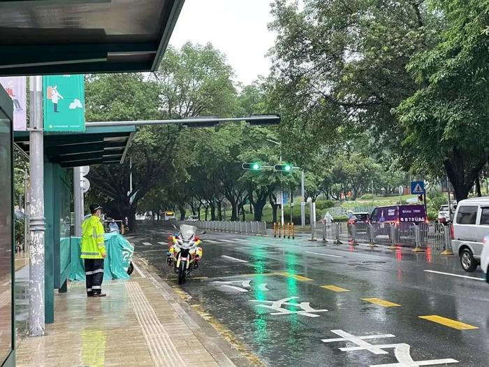 多图直击！风里雨里的城市守护者和深圳上班人