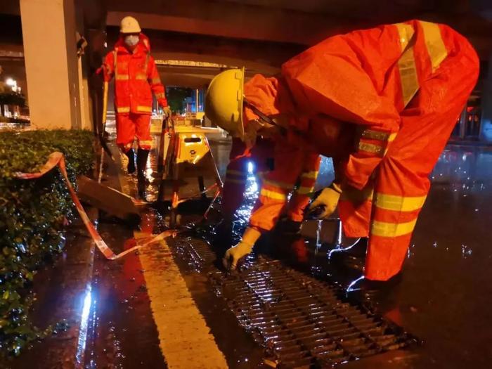 多图直击！风里雨里的城市守护者和深圳上班人