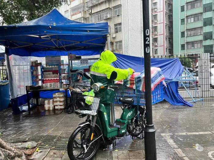 多图直击！风里雨里的城市守护者和深圳上班人