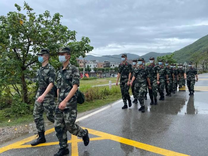 多图直击！风里雨里的城市守护者和深圳上班人